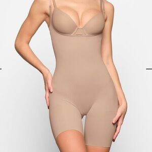 🐶 SKIMS Seamless Sculpt Butt Lifting Open Bust Bodysuit